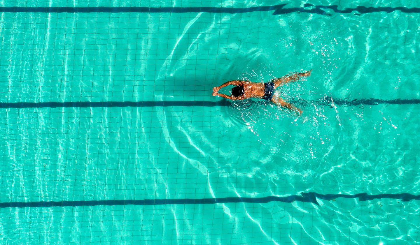 Nageur dans une piscine