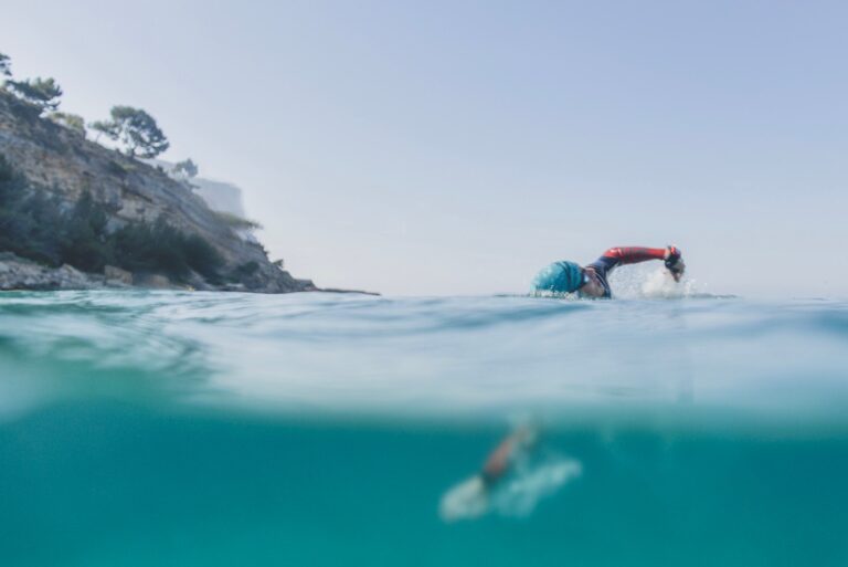 nageur à Cassis à côté des calanques