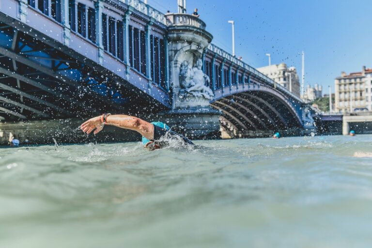 nageurs dans le Rhône sur l'OpenSwim de Lyon